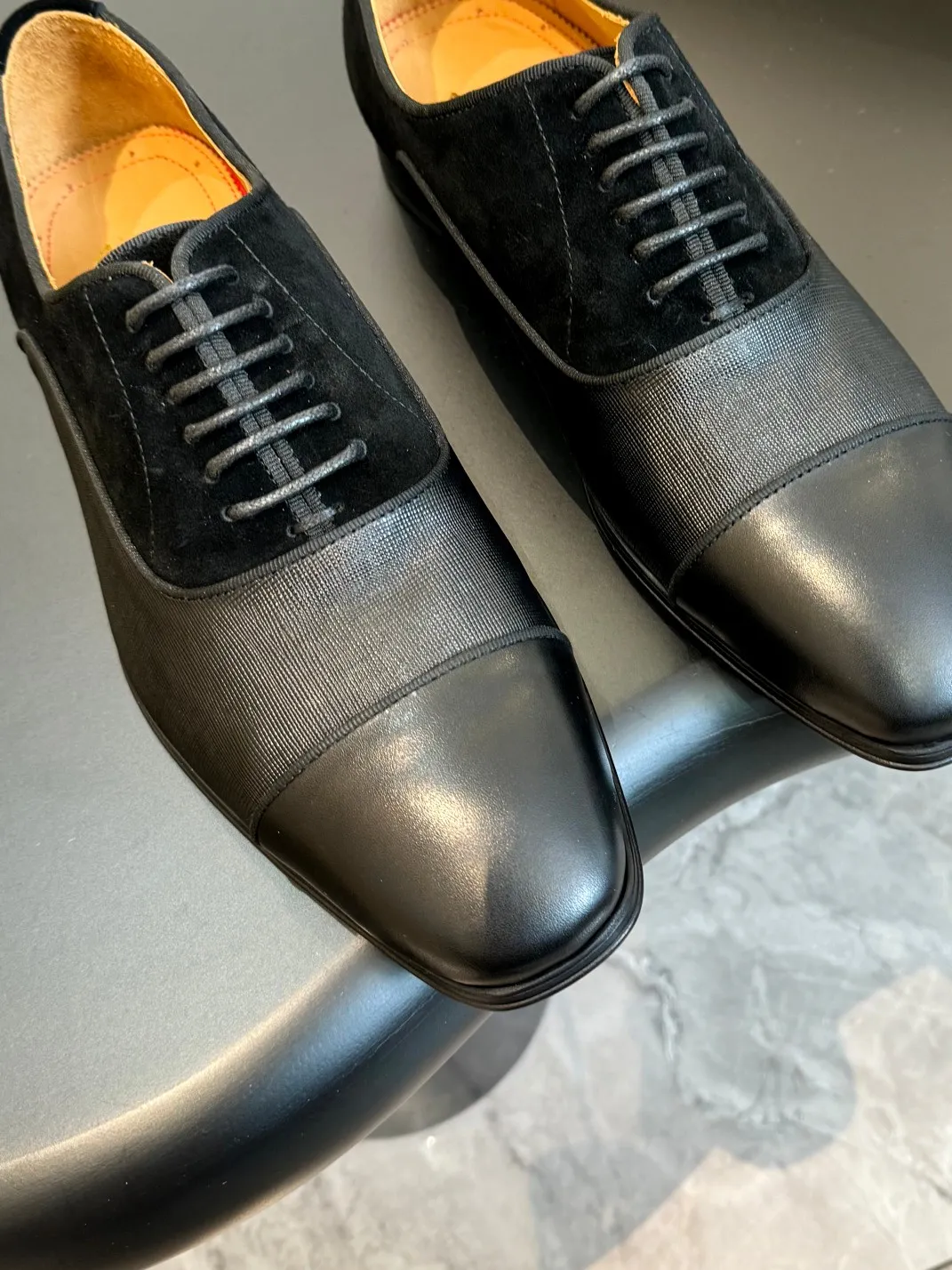 💰960 Christia*.Loubouti* high-end men's business formal leather shoes, original genuine cowhide red sole, imported Italian cowhide outsole, first-layer cowhide, water-dyed cowhide lining, high-end luxury. Size: 39-44 (customized at 38.45.46)✅